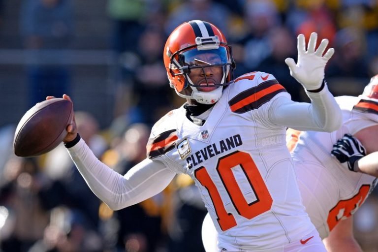 Washington Redskins quarterback Robert Griffin III (10) passes the ball  during the first half of an