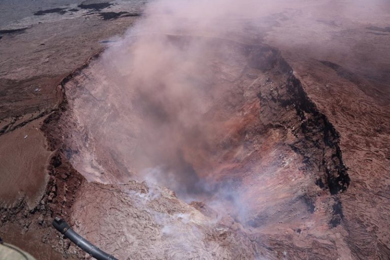 Hawaii volcano forces 1,500 from homes as lava bubbles up