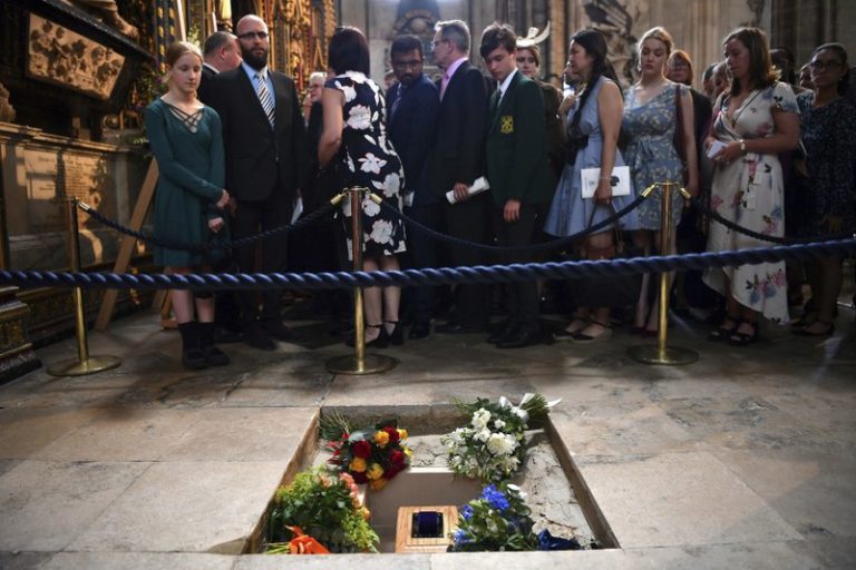 Stephen Hawking’s ashes buried in Westminster Abbey