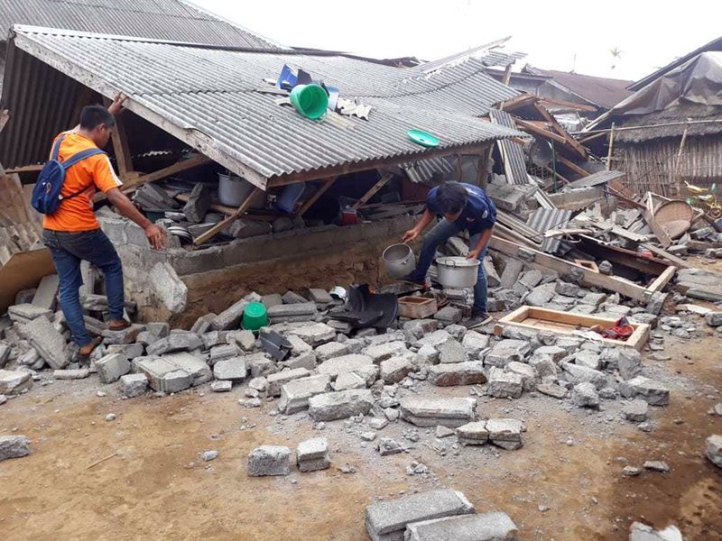 Hundreds stranded on Indonesian mountain after earthquake