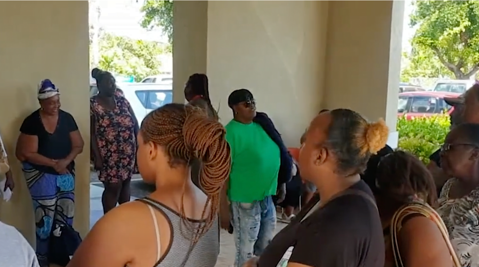 BAHAMIANS FLOCK TO DEPT OF LABOUR TO CLAIM COVID-19 BENEFITS