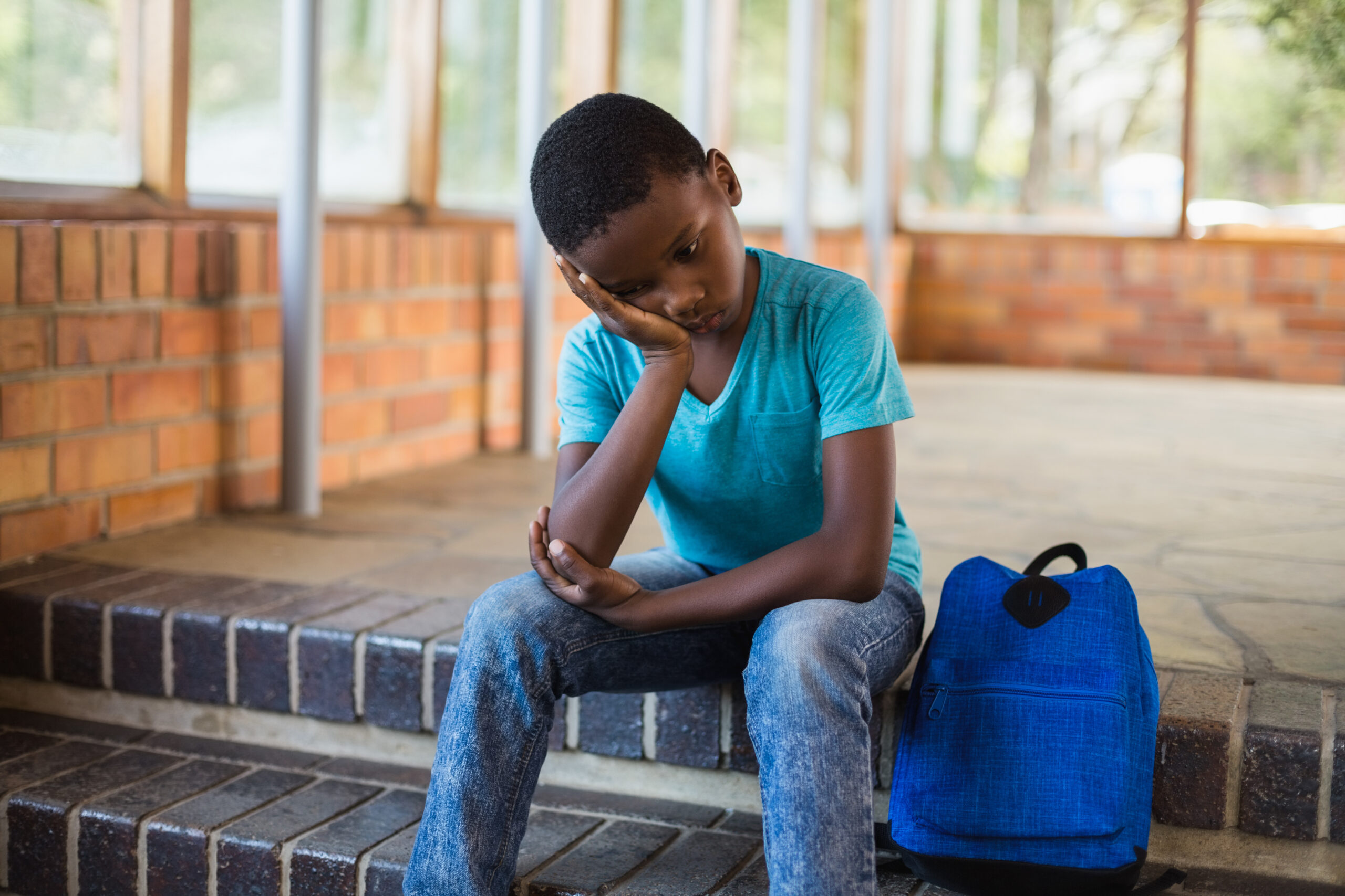 Ebony boy. Фото грустного сидящего школьника на улице. Школьник сидит на лестнице. Грустный мальчик сидит. Sad boys School.